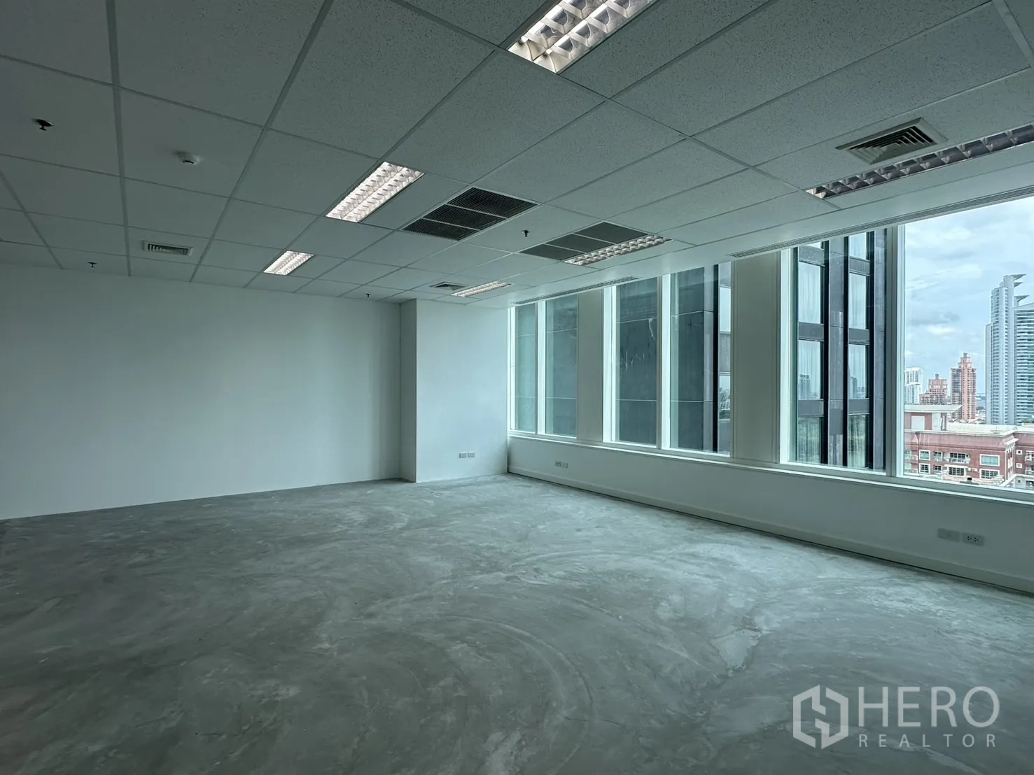 ออฟฟิศ for rent in Watthana, Bangkok - ห้องสำนักงานแบบเปิดโล่ง มีหน้าต่างบานใหญ่ เพดานทีบาร์และไฟ พร้อมวิวเมืองไกล.