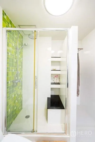 公寓 出租或出售在Bang Phlat, Bangkok - 现代淋浴间，绿色马赛克墙面与内置置物架。