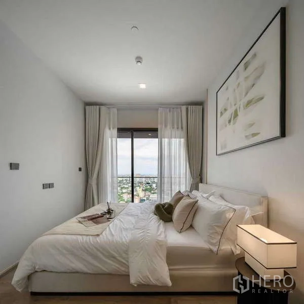 คอนโด ให้เช่าในChatuchak, Bangkok - ห้องนอนสไตล์มินิมอล หน้าต่างใหญ่ ชุดผ้าปูสีอ่อนและวิวเมืองจตุจักร