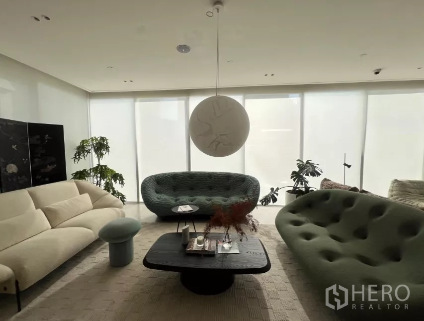 零售空间 出租 - 样板式休闲区，现代沙发与茶几，配落地窗。