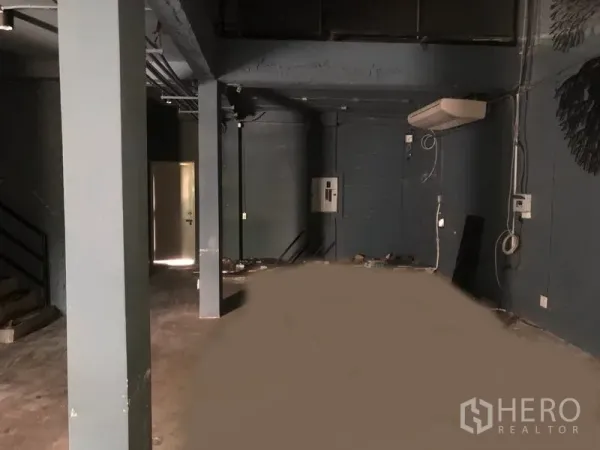 อาคารพาณิชย์ ให้เช่าในWatthana, Bangkok - ชั้นภายในโล่ง มีกล่องไฟฟ้า แอร์แขวนผนัง และเสารับน้ำหนัก