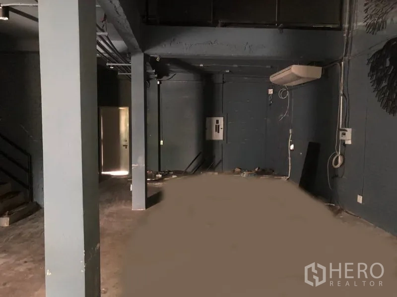 อาคารพาณิชย์ ให้เช่าในWatthana, Bangkok - ชั้นภายในโล่ง มีกล่องไฟฟ้า แอร์แขวนผนัง และเสารับน้ำหนัก