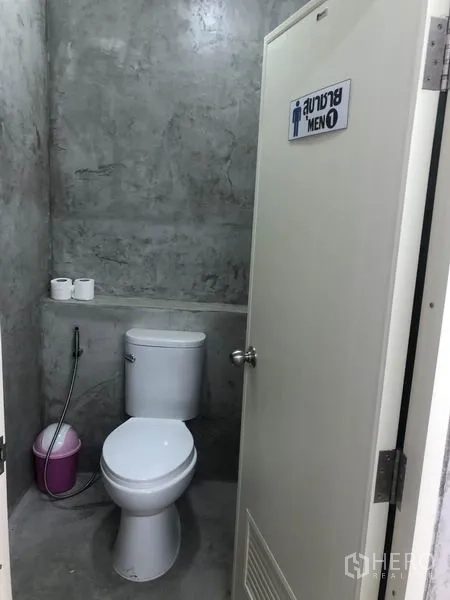 คลังสินค้า ให้เช่าในBang Yai, Nonthaburi - ห้องน้ำชายสะอาดพร้อมโถสุขภัณฑ์ สายชำระ และผนังคอนกรีตขัดมัน