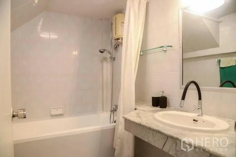 สำนักงานที่บ้าน ให้เช่าในMin Buri, Bangkok - ห้องน้ำพร้อมอ่างอาบน้ำ ฝักบัว และเคาน์เตอร์หินอ่อนพร้อมอ่างล้างหน้า