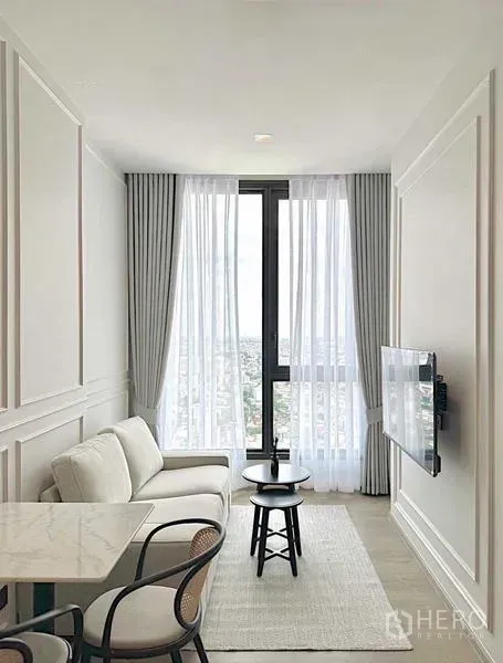 คอนโด ให้เช่า - โถงนั่งเล่นและรับประทานอาหารแบบโอเพ่นแพลนพร้อมแสงธรรมชาติ.