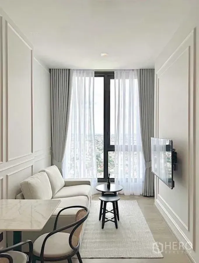 คอนโด ให้เช่า - โถงนั่งเล่นและรับประทานอาหารแบบโอเพ่นแพลนพร้อมแสงธรรมชาติ.