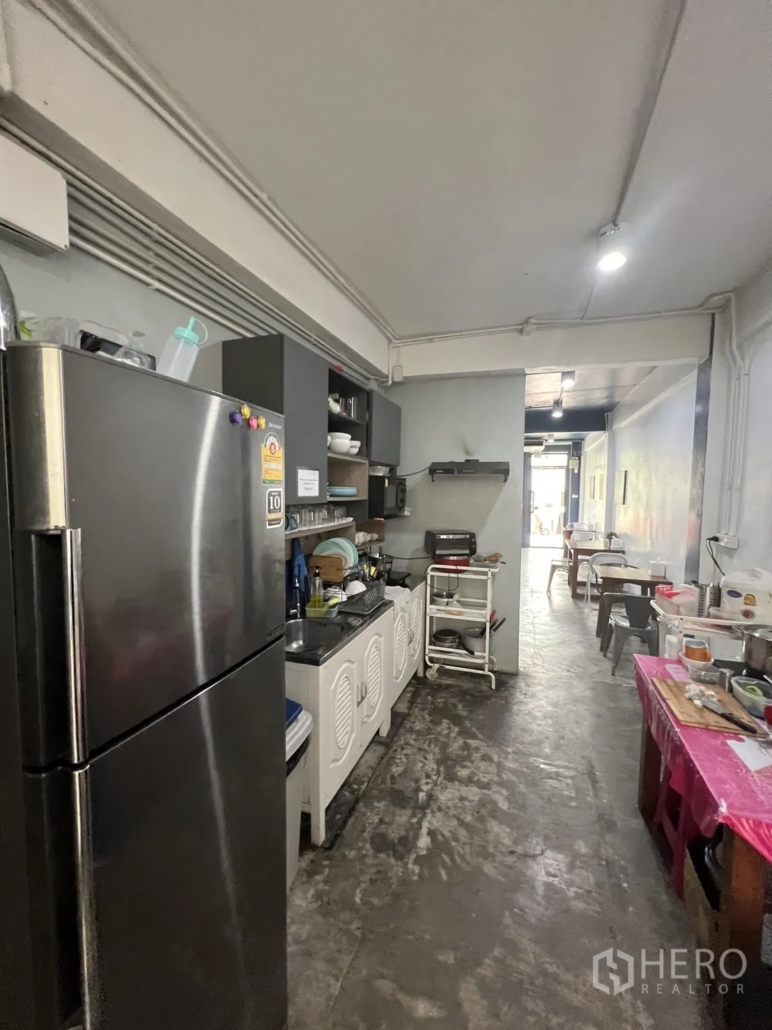 อาคารพาณิชย์ ให้เช่าในKhlong Toei, Bangkok - ครัวแคบยาวพร้อมตู้เย็น ชั้นวางของ และอุปกรณ์ทำอาหาร