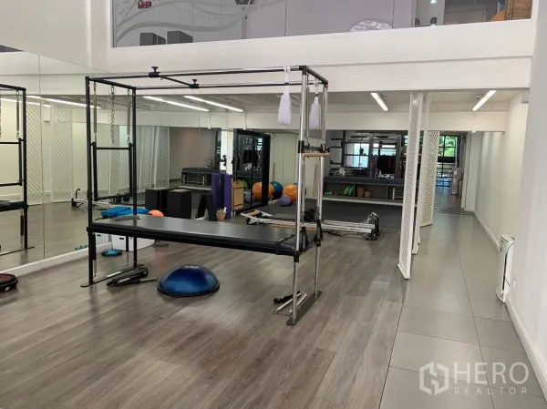 อาคารพาณิชย์ ให้เช่าในWatthana, Bangkok - สตูดิโอแบบเปิด ผนังกระจกเงา พื้นไม้ และอุปกรณ์พิลาทิส