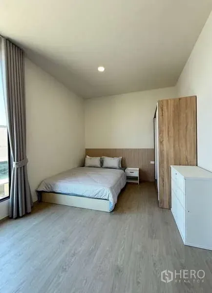 联排别墅 出租在Bang Phli, Samut Prakan - 宽敞卧室，双人床、衣柜、抽屉柜与落地窗。