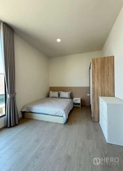 联排别墅 出租在Bang Phli, Samut Prakan - 宽敞卧室，双人床、衣柜、抽屉柜与落地窗。