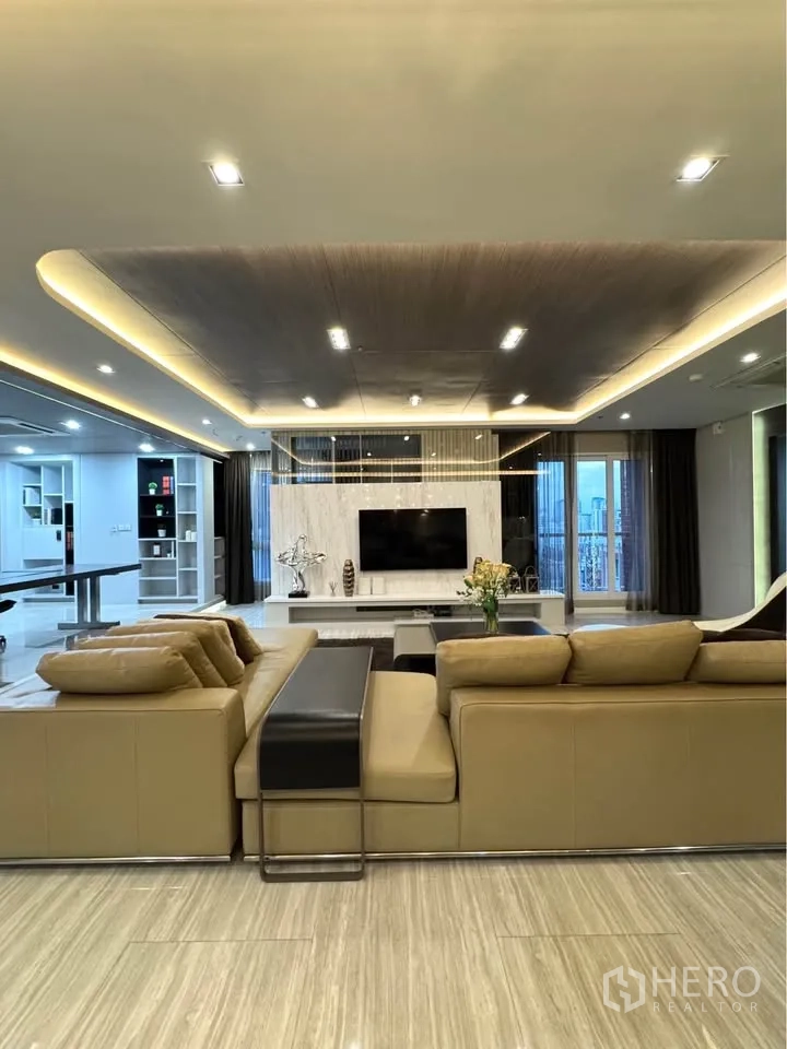 คอนโด ให้เช่าหรือขายในKhlong Toei, Bangkok - มุมมองด้านหน้าห้องนั่งเล่น โชว์ไฟดาวน์ไลท์และพื้นลายหินอ่อน