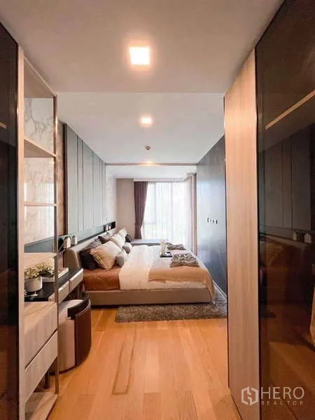 คอนโด ให้เช่าในWatthana, Bangkok - โถงตู้เสื้อผ้าบานเงา เปิดสู่ห้องนอนพื้นไม้