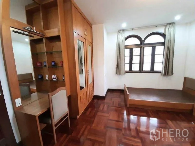 独立式住宅 出租在Watthana, Bangkok - 小巧卧室，带嵌入式搁架、梳妆区与拱窗。