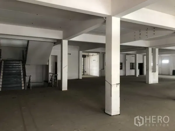 工厂 出租在Prawet, Bangkok - 开放式生产区，设立柱与楼梯连接各层