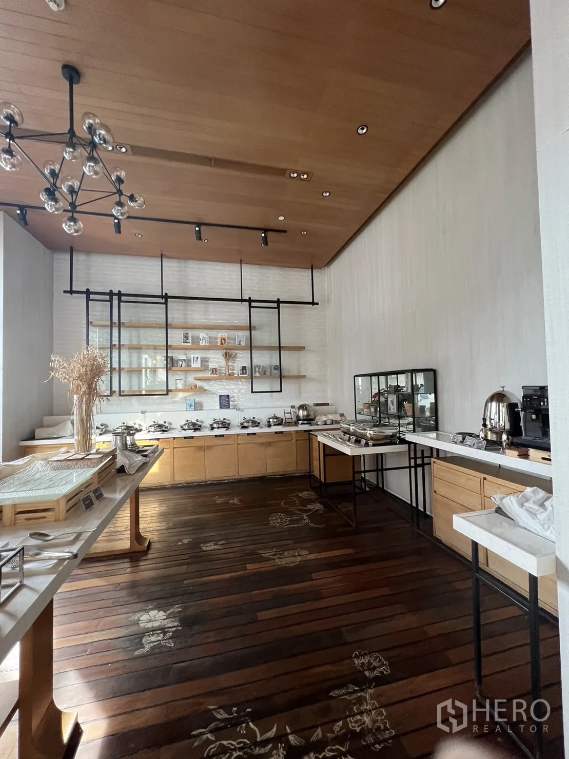 零售空间 出租在Watthana, Bangkok - 挑高自助角，石材台面与墙面层架