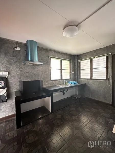 บ้าน ให้เช่าในWatthana, Bangkok - ห้องครัวเรียบง่าย เคาน์เตอร์สีดำ ซิงก์ เครื่องดูดควัน และหน้าต่างคู่