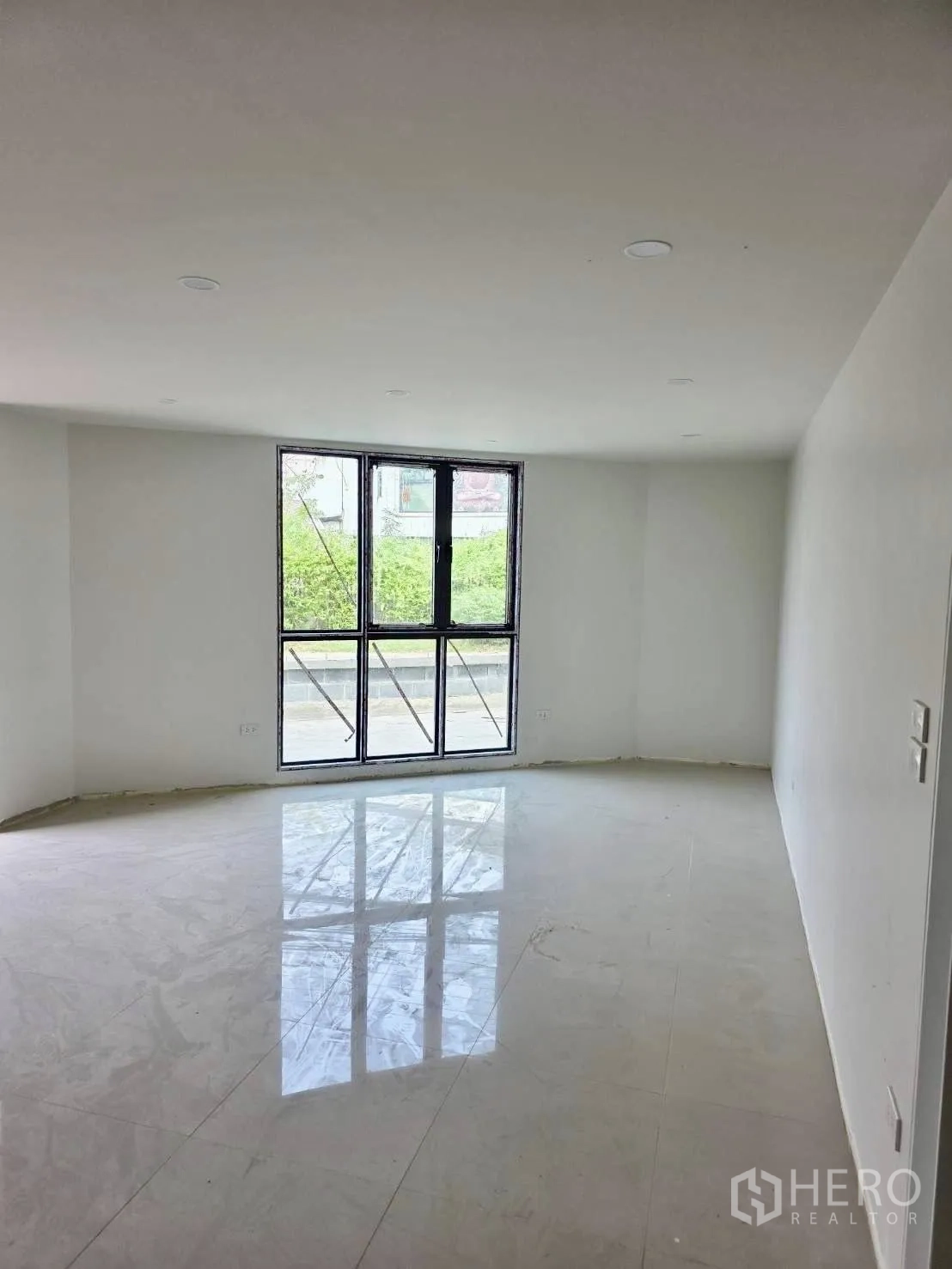 โกดัง for rent or sale in Mueang Nonthaburi, Nonthaburi - พื้นที่ออฟฟิศกว้างพร้อมหน้าต่างสูงจรดพื้นและพื้นเงาพร้อมตกแต่งต่อ