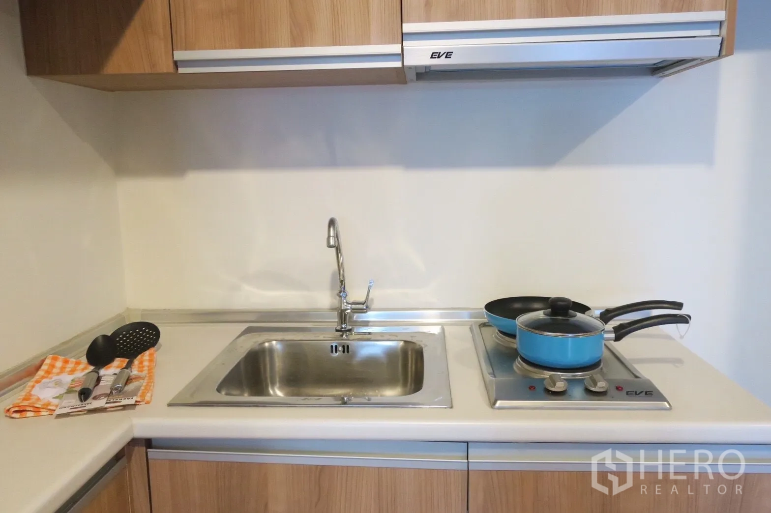 คอนโด ขายในPhra Khanong, Bangkok - ครัวขนาดกะทัดรัด มีอ่างล้างจาน เตา 2 หัว และตู้เก็บของไม้
