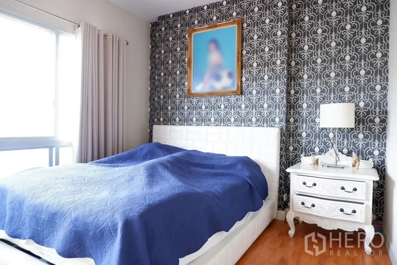 บ้าน ขายในSaphan Sung, Bangkok - ห้องนอนอบอุ่น ผนังลวดลาย เตียงสีขาว และโต๊ะข้างเตียง