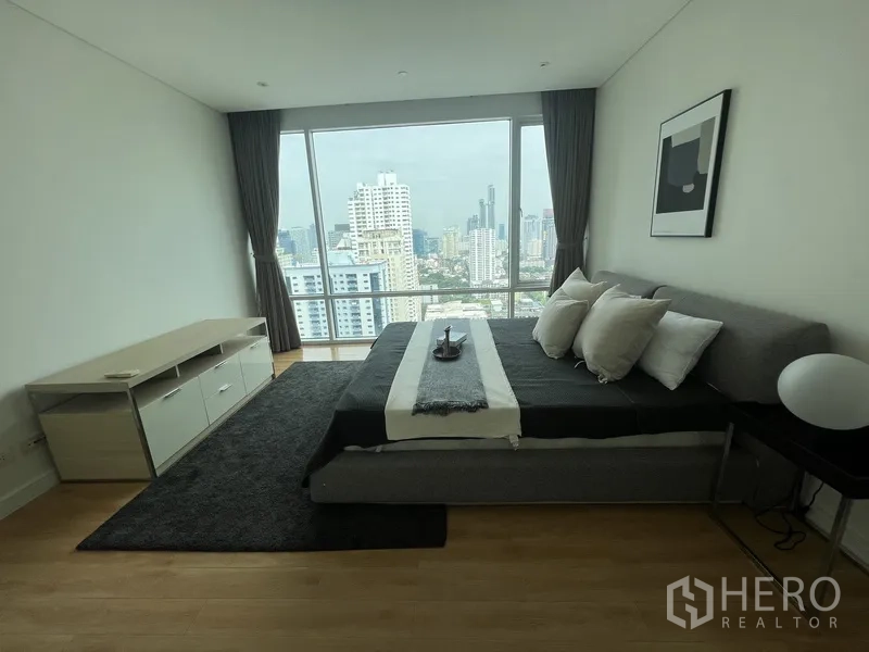 คอนโด ให้เช่าในWatthana, Bangkok - ห้องนอนหลักเตียงคิงพร้อมหน้าต่างเต็มผนัง มองเห็นวิวเมือง