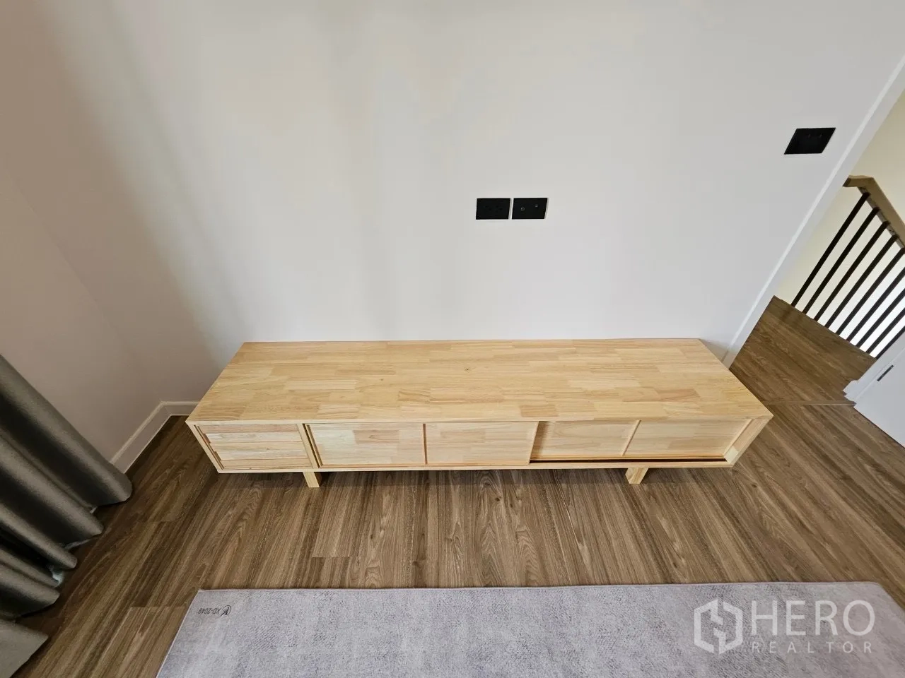 บ้าน ให้เช่าในBang Kapi, Bangkok - ชั้นวางสื่อไม้บริเวณโถงชั้นบนพร้อมปลั๊กไฟ