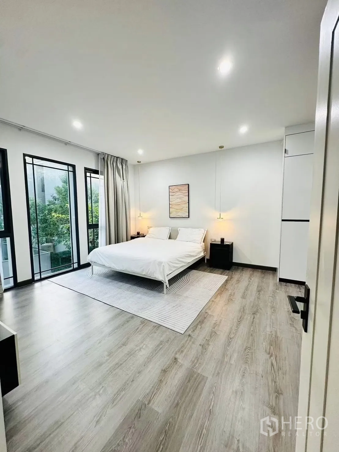 ทาวน์เฮาส์ for rent in Suan Luang, Bangkok - ห้องนอนกว้าง หน้าต่างบานใหญ่ พื้นลายไม้ ตกแต่งมินิมอล