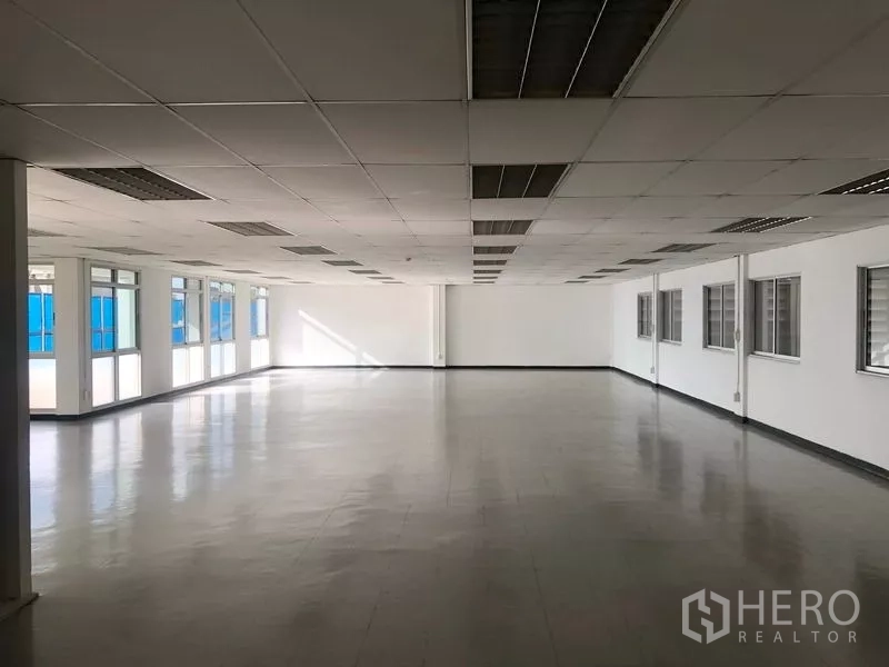 工厂 出租在Mueang Chon Buri, Chon Buri - 开放式办公区，大面积窗户与亮面地坪