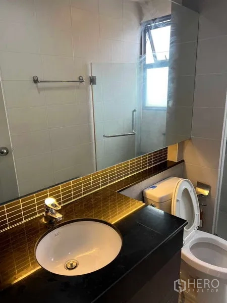 ทาวน์เฮาส์ ให้เช่าในPhra Khanong, Bangkok - ห้องน้ำพร้อมเคาน์เตอร์หินสีดำ กระจกไฟแบ็คไลต์ โถสุขภัณฑ์ และโซนอาบน้ำมีหน้าต่าง