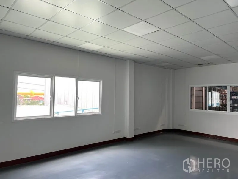 Warehouse for rent in Lat Krabang, Bangkok - Corner office with multiple windows and interior window toward warehouse floor