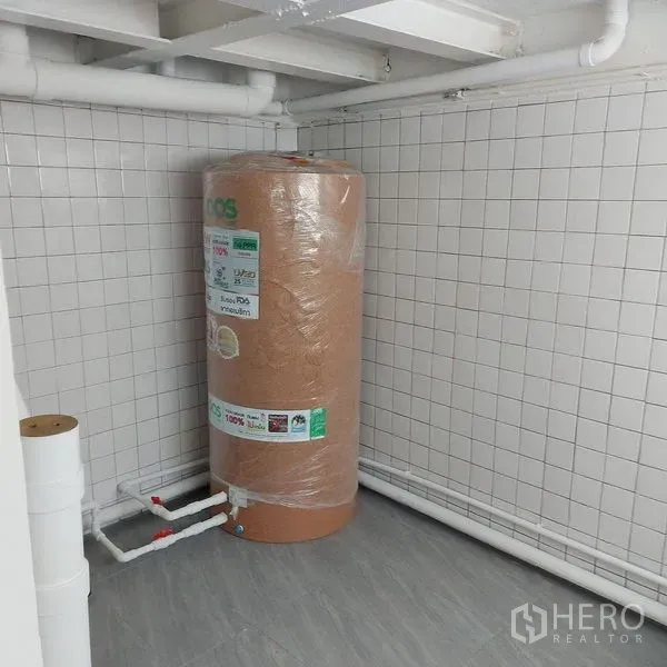 อาคารพาณิชย์ ให้เช่าในKhlong Toei, Bangkok - มุมยูทิลิตี้ติดตั้งแทงก์น้ำใหม่และผนังกระเบื้องสีขาว พร้อมใช้งาน