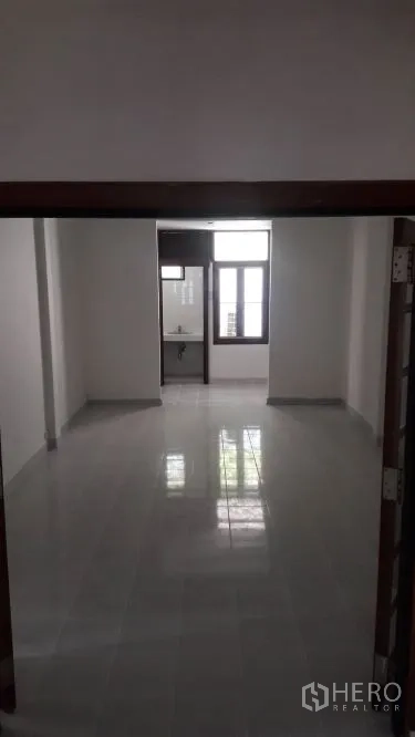 บ้าน ให้เช่าในYan Nawa, Bangkok - ห้องยาวโปร่ง พื้นกระเบื้องเงา มองเห็นห้องน้ำและหน้าต่างด้านใน