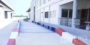 工厂 出租在Mueang Samut Sakhon, Samut Sakhon - 工业建筑旁的汽车衡/装卸坡道，便于高效物流操作。