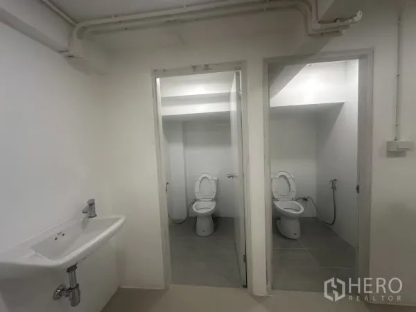 零售空间 出租 - 两间独立马桶间，配冲洗喷枪，外侧设洗手盆。