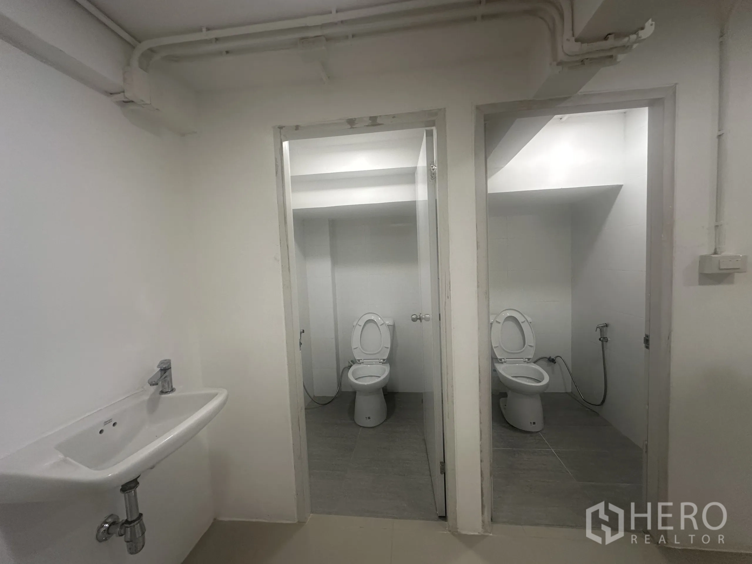 零售空间 出租 - 两间独立马桶间，配冲洗喷枪，外侧设洗手盆。