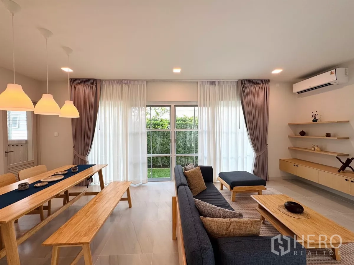 Detached House for rent in Bang Phli, Samut Prakan - Dining space beside sliding doors to the green lawn, connected to the lounge.