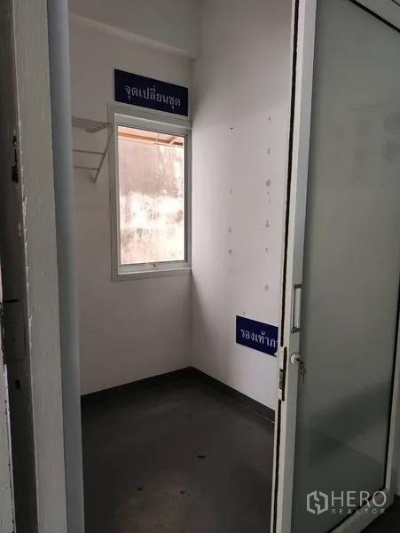 货栈 出租在Bueng Kum, Bangkok - 小型更衣间，带窗与置物架，灰色地面。