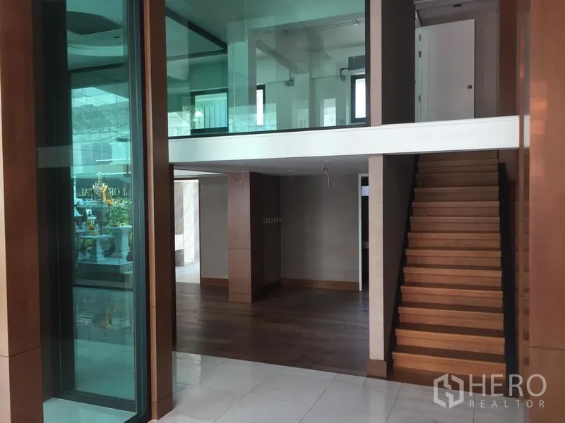 零售空间 出租在Khlong Toei, Bangkok - 开放式零售区，木楼梯通往夹层，玻璃隔断