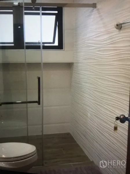 公寓 出租在Bang Rak, Bangkok - 现代卫浴，玻璃淋浴间、白色波纹墙砖与外窗通风。