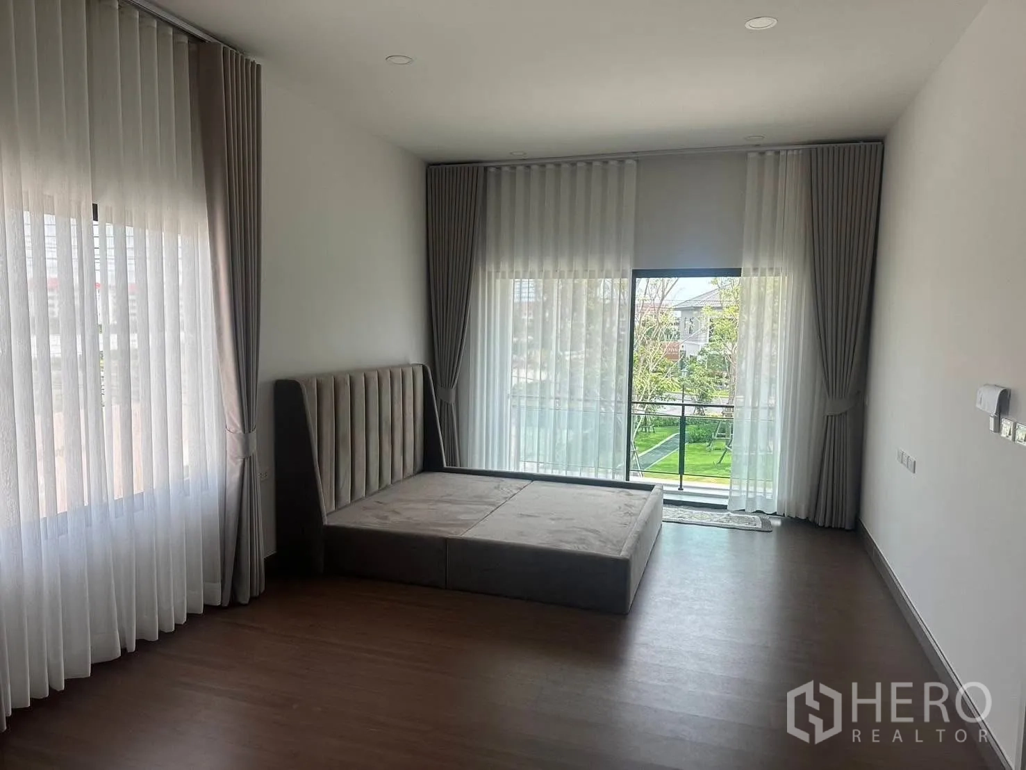 บ้านเดี่ยว for rent in Bang Phli, Samut Prakan - ห้องนอนใหญ่โล่ง โปร่งด้วยหน้าต่างเต็มบาน ม่านโปร่ง และระเบียงมองเห็นสวน