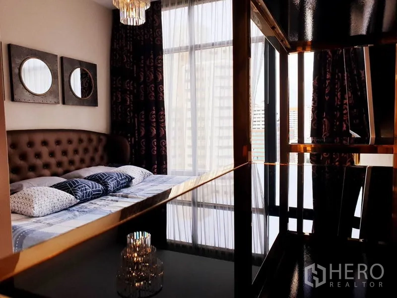 คอนโด ให้เช่าหรือขายในWatthana, Bangkok - ห้องนอนหลักหน้าต่างสูงจรดเพดาน ม่านทึบ วิวเมือง และกรอบกระจกตกแต่ง