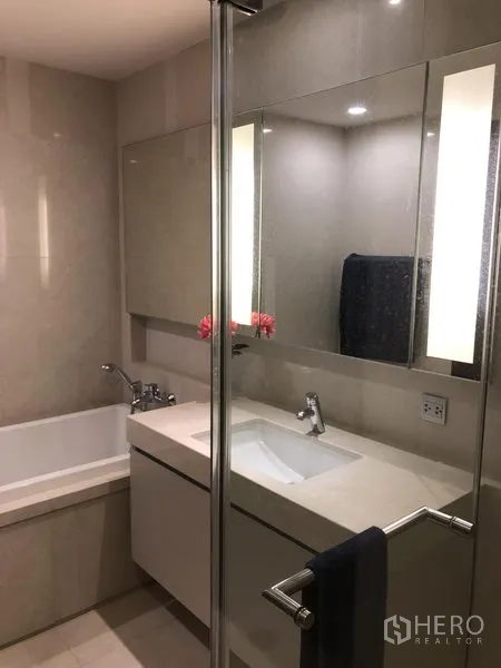 คอนโด ให้เช่าในWatthana, Bangkok - ห้องน้ำสมัยใหม่พร้อมอ่างอาบน้ำ เคาน์เตอร์อ่างล้างหน้า และกระจกไฟส่องสว่าง