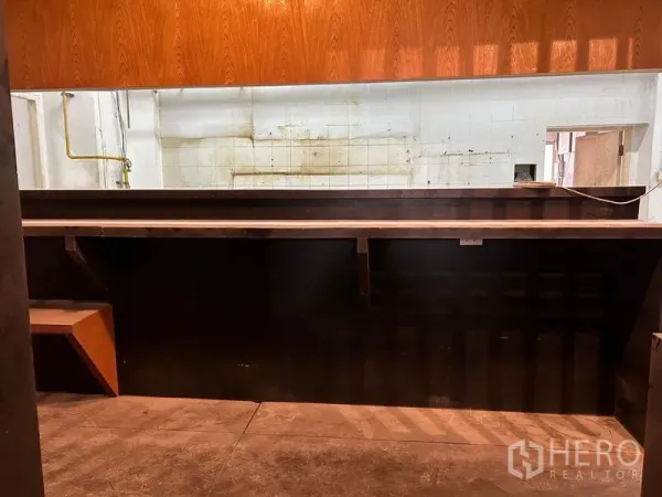 พื้นที่ขายปลีก ให้เช่าในBang Rak, Bangkok - เคาน์เตอร์บริการยาว เชื่อมพื้นที่ครัวหลังบ้านพร้อมจุดสาธารณูปโภคและผนังกระเบื้อง