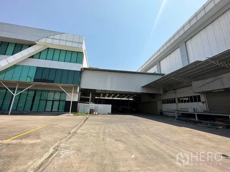 Warehouse for rent in Lam Luk Ka, Pathum Thani - Spacious concrete yard between the office block and warehouse connected by a covered link.