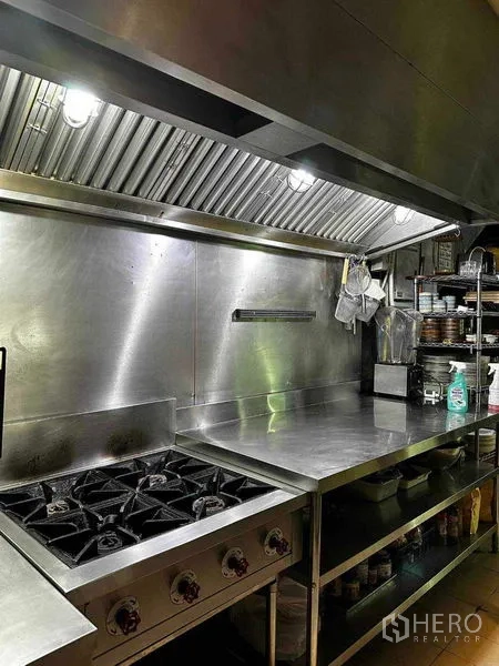 พื้นที่ขายปลีก ให้เช่าในWatthana, Bangkok - เตาแก๊สและโต๊ะทำงานสแตนเลสใต้ฮูดดูดควันอุตสาหกรรม