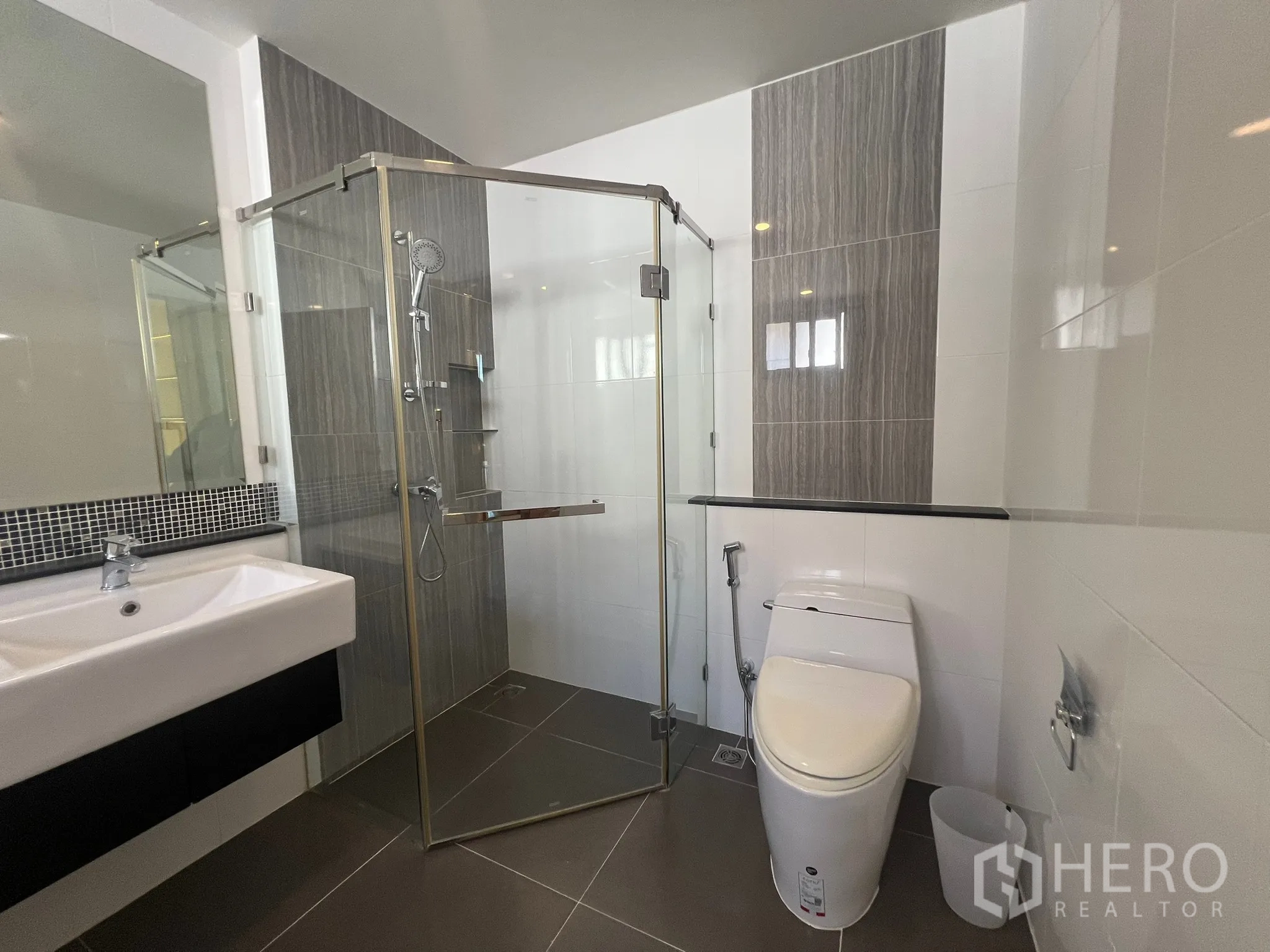 บ้าน ให้เช่าหรือขายในPrawet, Bangkok - ห้องน้ำพร้อมตู้ชาวเวอร์กระจก โถสุขภัณฑ์ และอ่างล้างหน้า