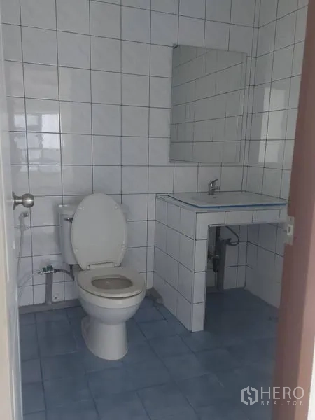 办公空间 出租在Pathum Wan, Bangkok - 紧凑型卫生间，带洗手台、镜子和马桶