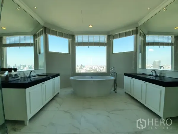 คอนโด ให้เช่าในWatthana, Bangkok - ห้องน้ำหรู อ่างอาบน้ำลอยตัวกึ่งกลาง เคาน์เตอร์อ่างล้างหน้าคู่ หน้าต่างพาโนรามา