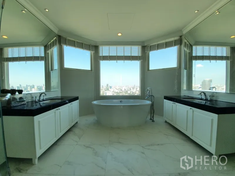 คอนโด ให้เช่าในWatthana, Bangkok - ห้องน้ำหรู อ่างอาบน้ำลอยตัวกึ่งกลาง เคาน์เตอร์อ่างล้างหน้าคู่ หน้าต่างพาโนรามา