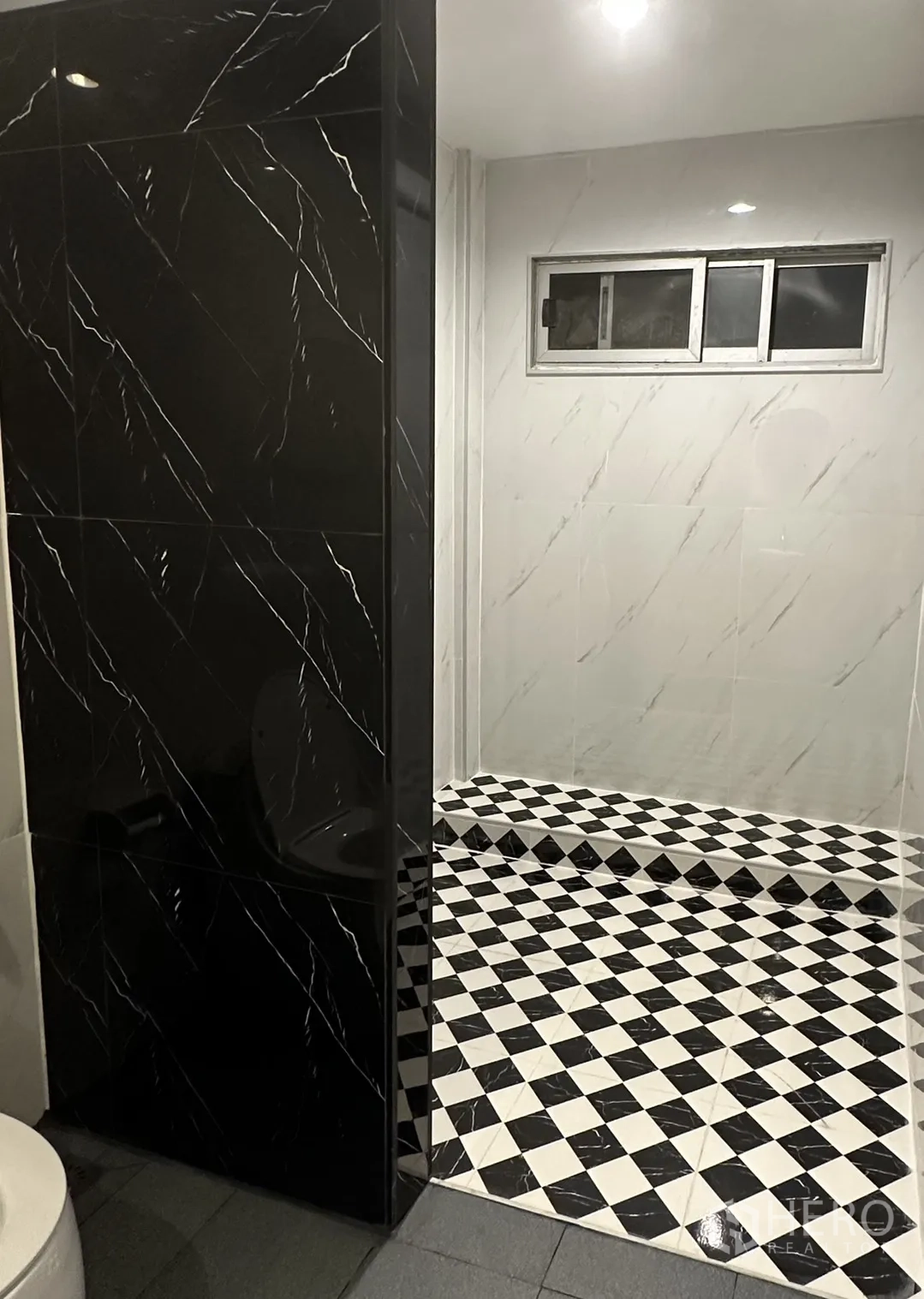 โฮมออฟฟิศ for rent in Khlong Toei, Bangkok - ห้องน้ำกั้นโซนอาบน้ำด้วยผนังดำและพื้นลายตารางขาวดำ