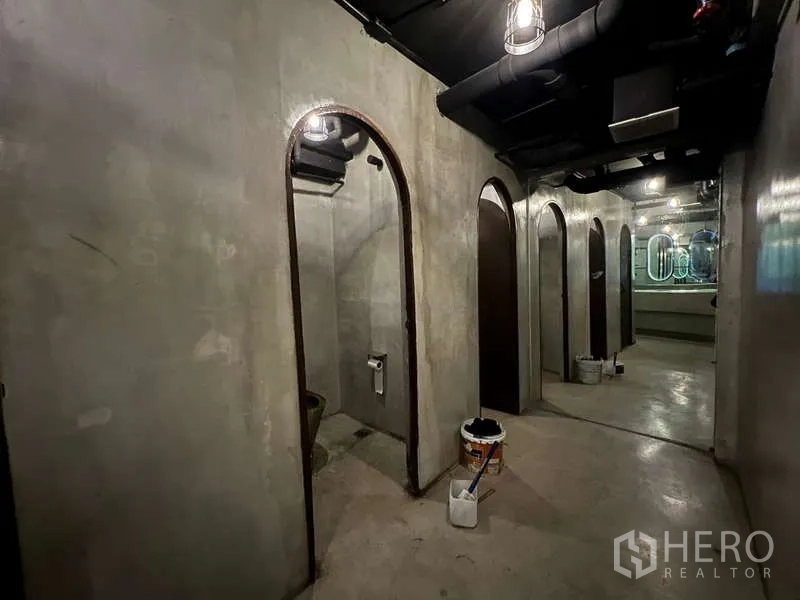 อาคารพาณิชย์ ให้เช่า - โถงห้องน้ำ ช่องห้องแบบซุ้มโค้ง เพดานเดินงานระบบ